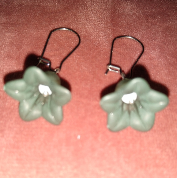 Handmade Flower Blossom Dangle Earrings Blue Grey Delicate Resin Flowers New - Picture 7 of 8